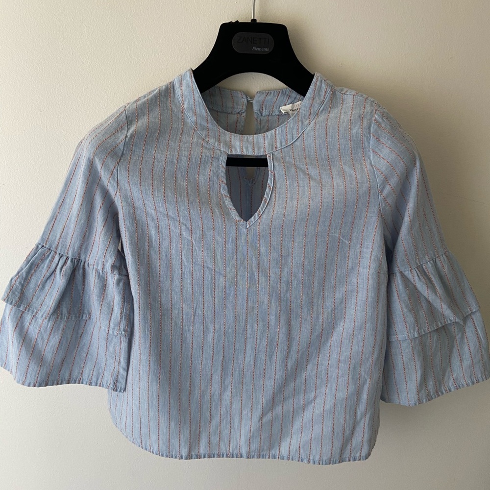 Key house blouse with 3/4 bell sleeves  S